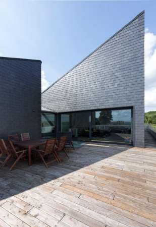 Taras nowoczesnego domu jednorodzinnego