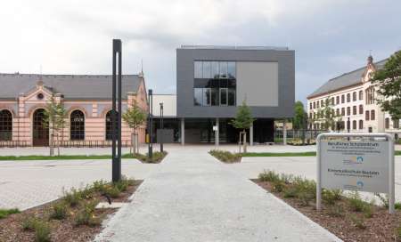 Budynek z łupka w otoczeniu kamienic