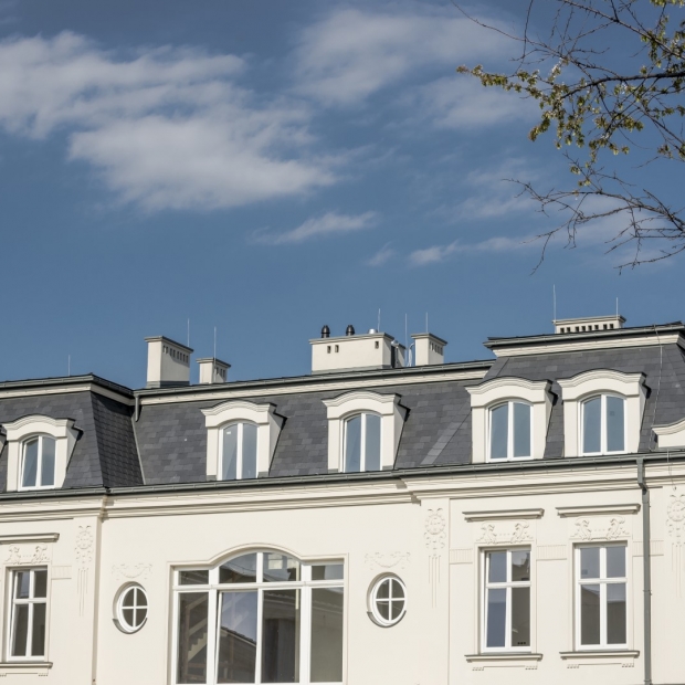 Dach z łupka na kamienicy ozdobą okolicy