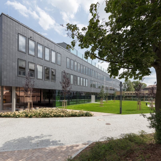 Łupek na obiekcie publicznym