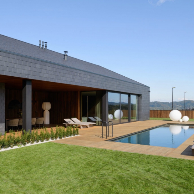 Prosty dom w Beskidach z tarasem