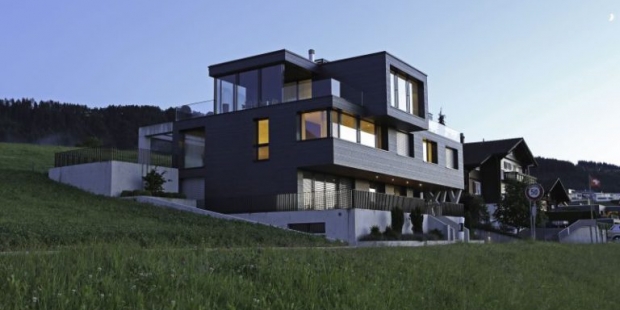 Dom z widokiem - fasada z łupka chroni na wyeksponowanej skarpie