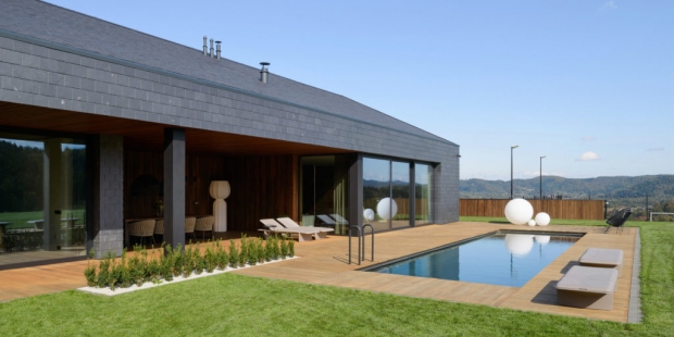 Prosty dom w Beskidach z tarasem