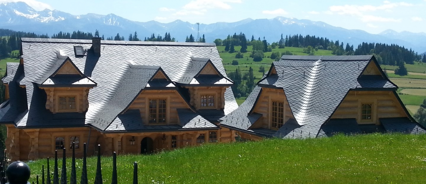 Góralskie domy drewniane z dachem z łupka