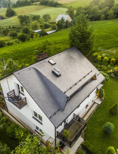 Dom wśród malowniczych pól