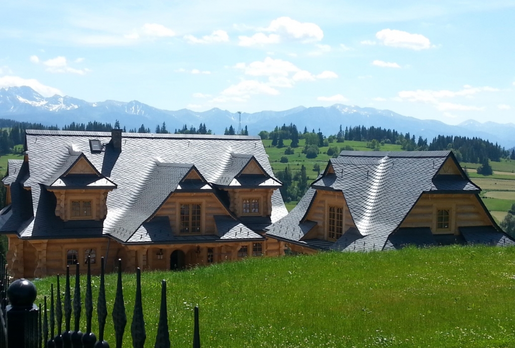 Góralskie domy drewniane z dachem z łupka