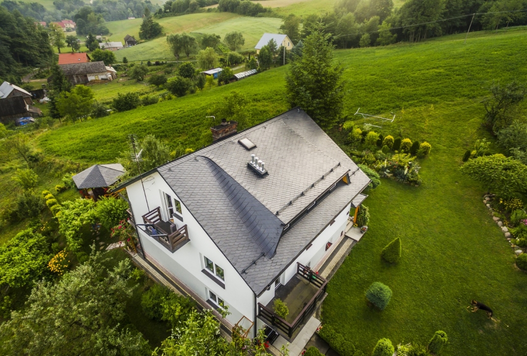 Dom wśród malowniczych pól